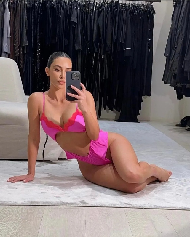 Kim Kardashian se muestra en lencería para promocionar su marca