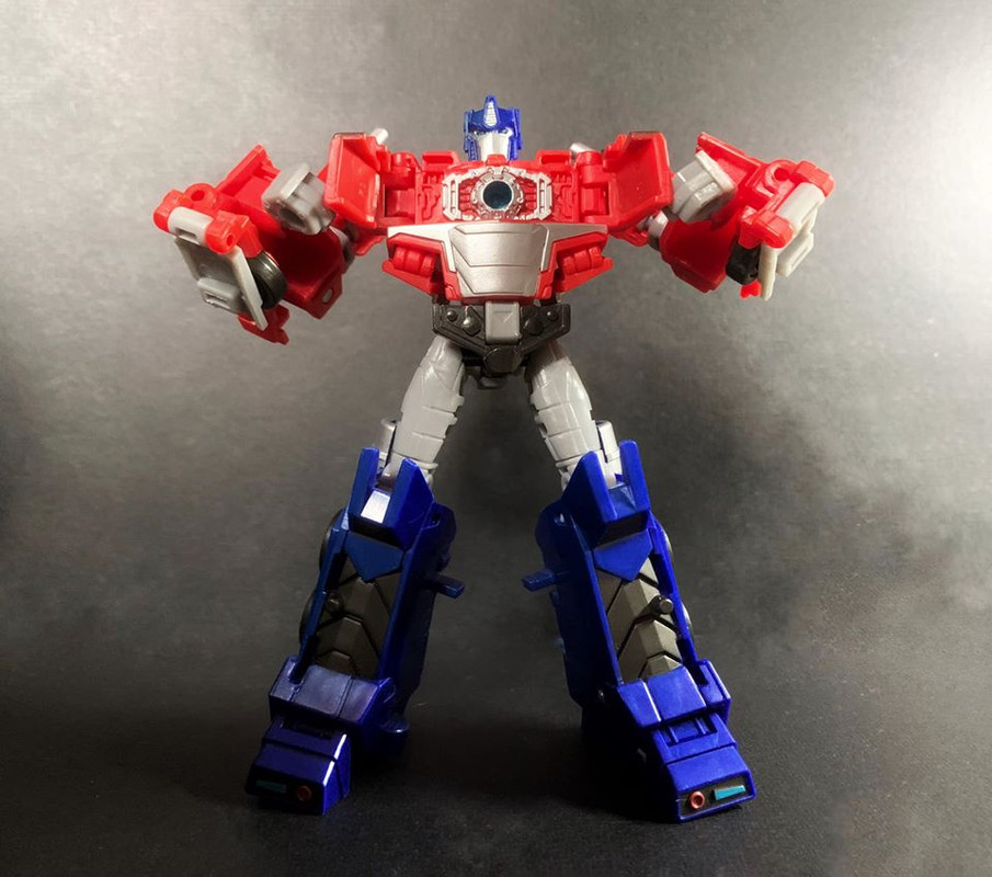 Cyberverser-Deluxe-Optimus-Prime-02