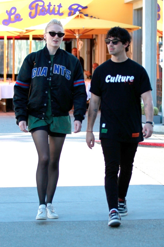 sophie-turner-shopping-in-la-12519-6