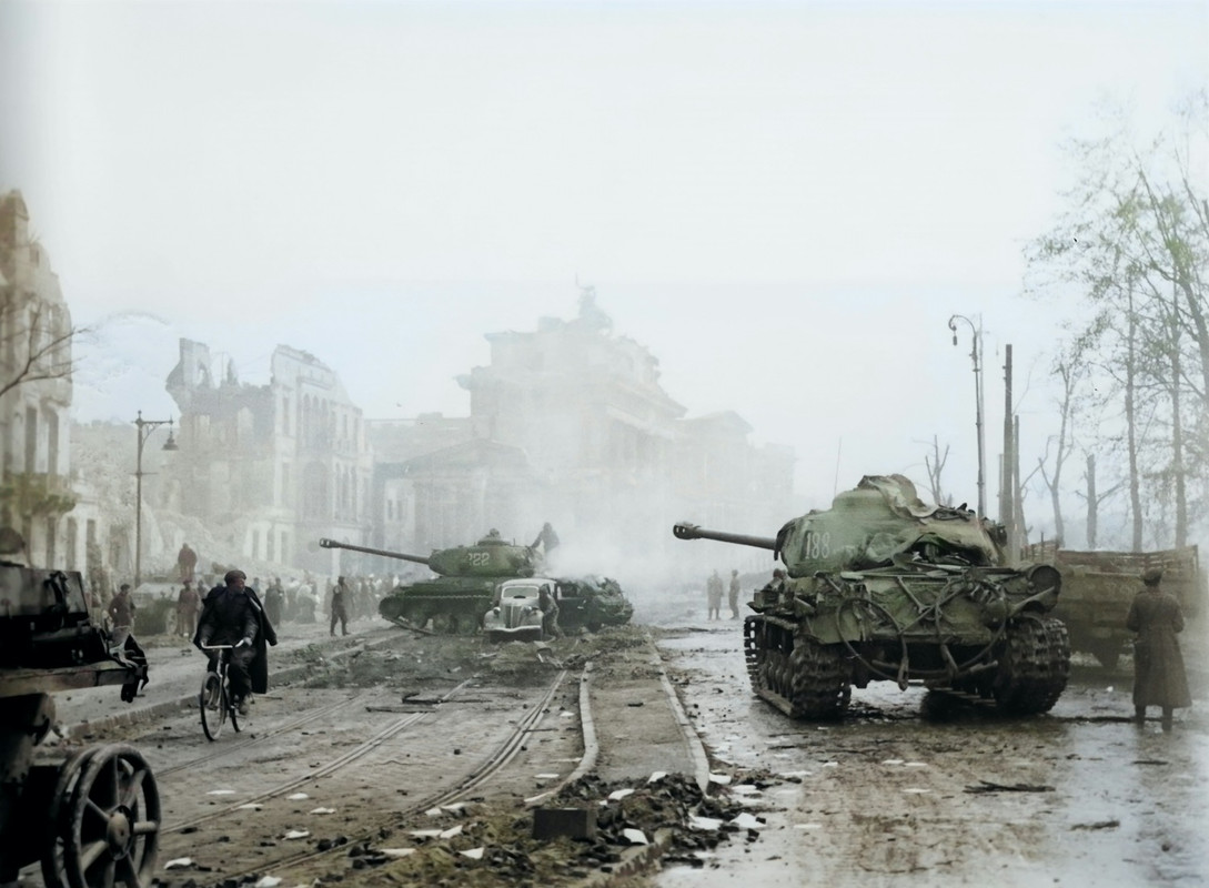 IS-2 - Page 2 IS-2-Porte-de-Brandebourg-Berlin-1945