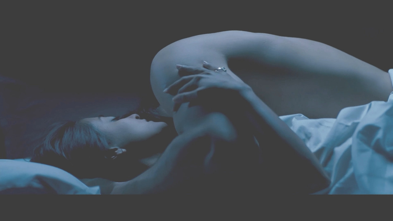 Raima Sen Hot Navel From Mirch 2010 1080p Light Version.mp4_snapshot_01.54_[2020.12.02_20.41.43]