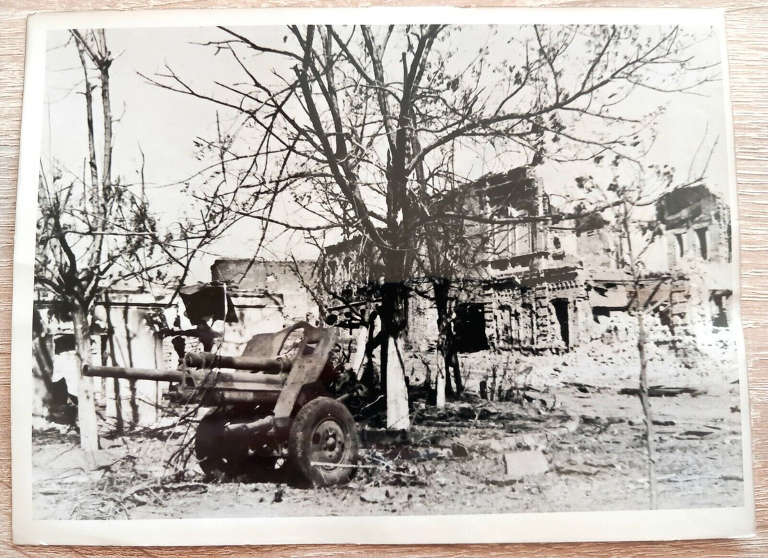 Foto Straßenbild aus Stalingrad , sowjetisches Geschütz Kanone, Ostfront 1942