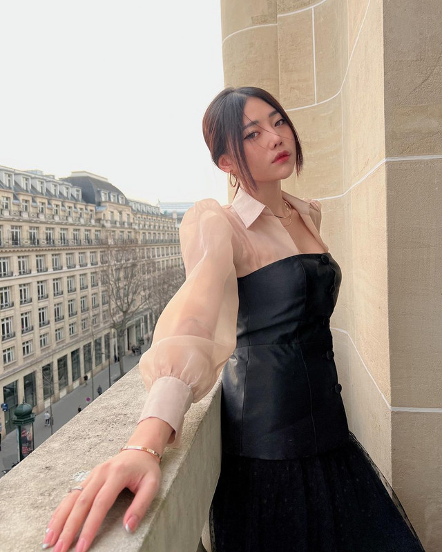 Pesona Wendy Walters saat liburan ke Paris.