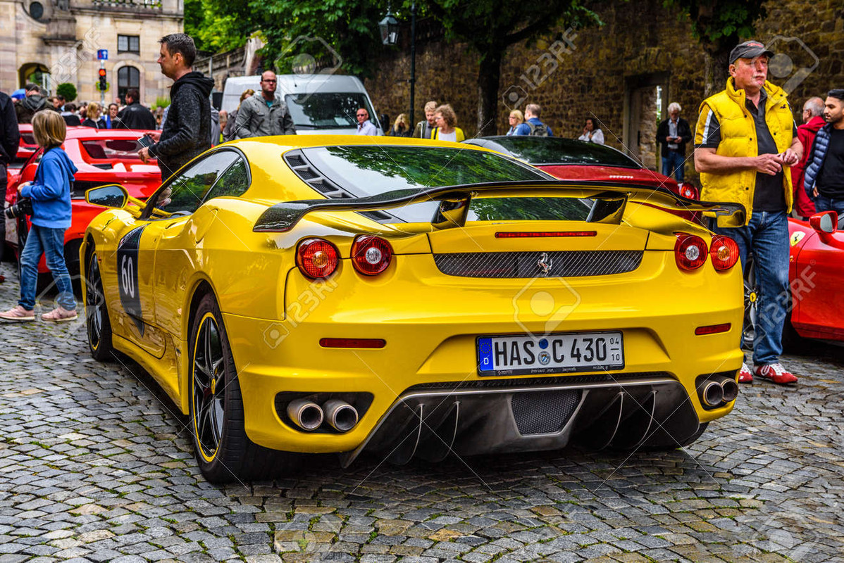 142491472-germania-fulda-luglio-2019-le-luci-posteriori-della-ferrari-f430-gialla-tipo-f131-cabrio-è
