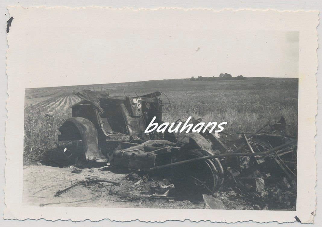 Foto Frankreich zerstörter Kriegsschrott-Kfz 2.W