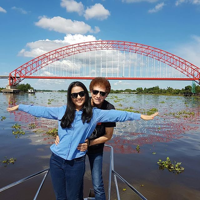 7 Potret harmonis Ahmad Albar & Dewi Astuti, pasangan terpaut 37 tahun