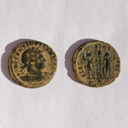 AE3 de Constantino II. GLORIA EXERCITVS. Dos estandartes entre dos soldados. Roma. CM-Photogrid-1698853618347