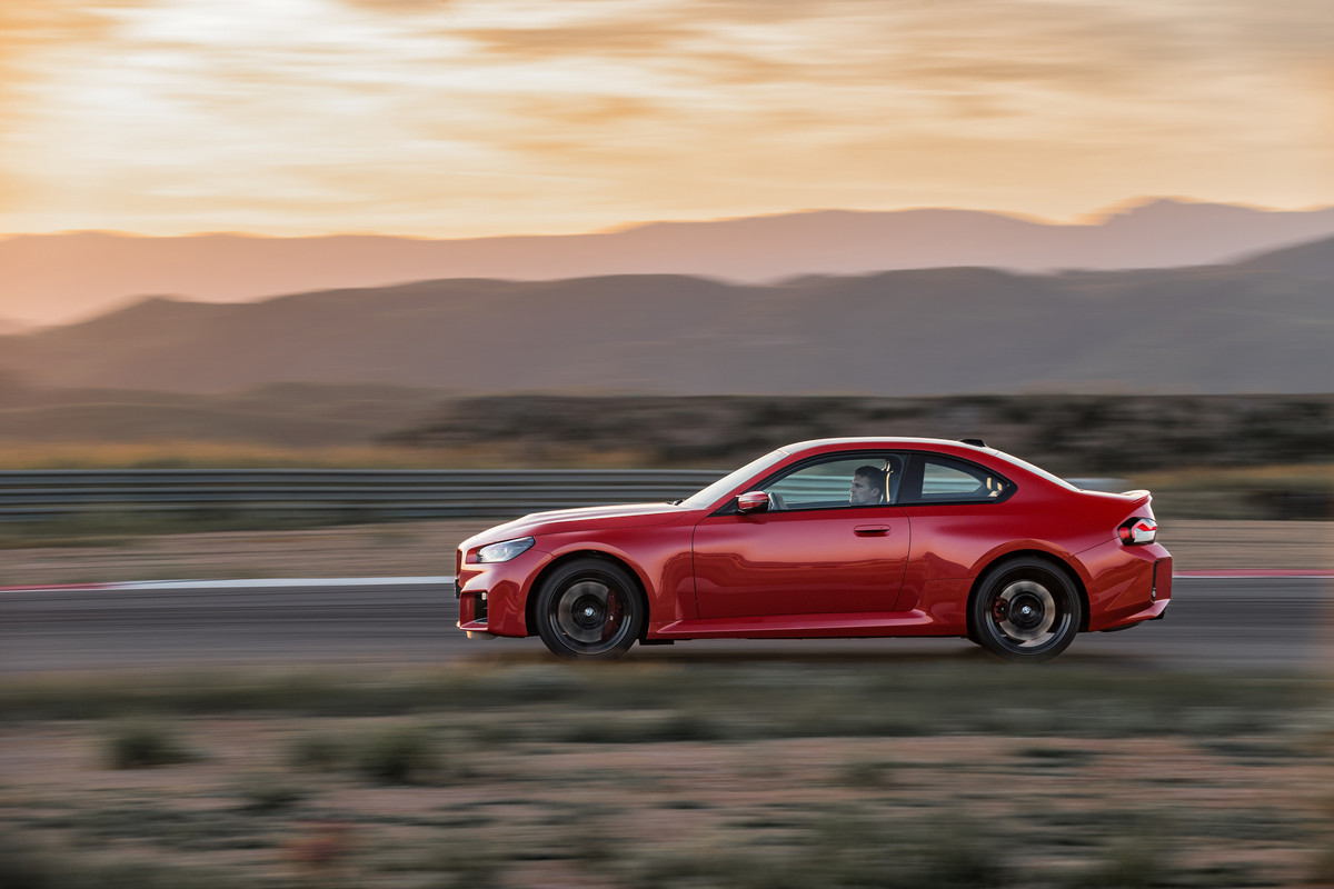 P90482733_highRes_the-all-new-bmw-m2-r