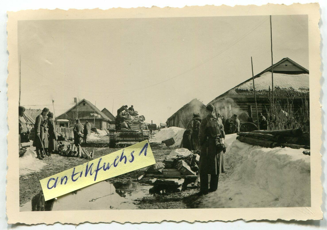 Deut.Panzer mit Winter-Tarnanstrich im Dorf in Rußland an der Os