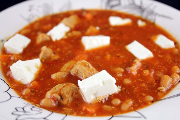 Herzhafte Ofensuppe mit Feta und weißen Bohnen Herzhafte Ofensuppe mit Feta und weißen Bohnen