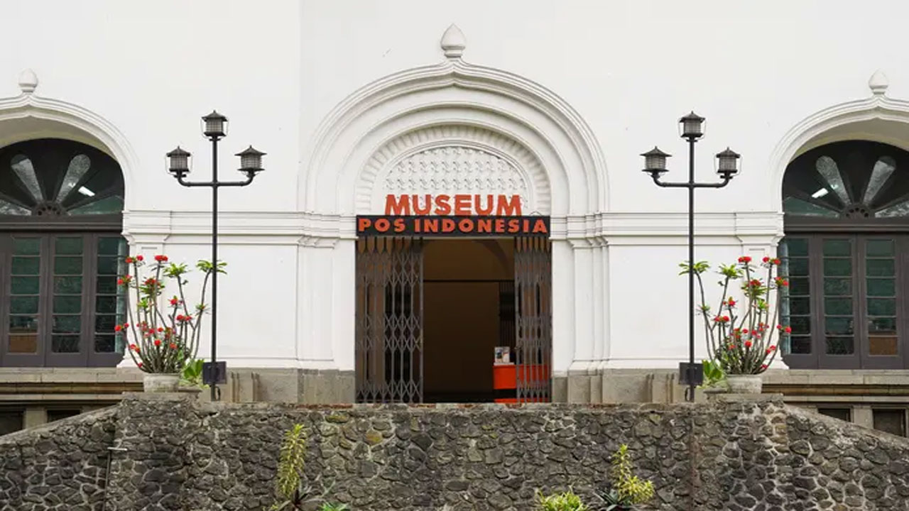 Museum Pos Indonesia di Bandung: Menyelami Sejarah dan Koleksi Berharga