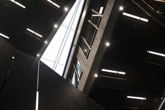 Свет и стеклянные фасады: преимущества и недостатки