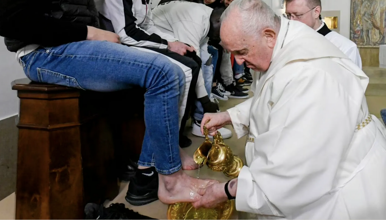 El papa Francisco lava pies a doce jóvenes presos en Jueves Santo