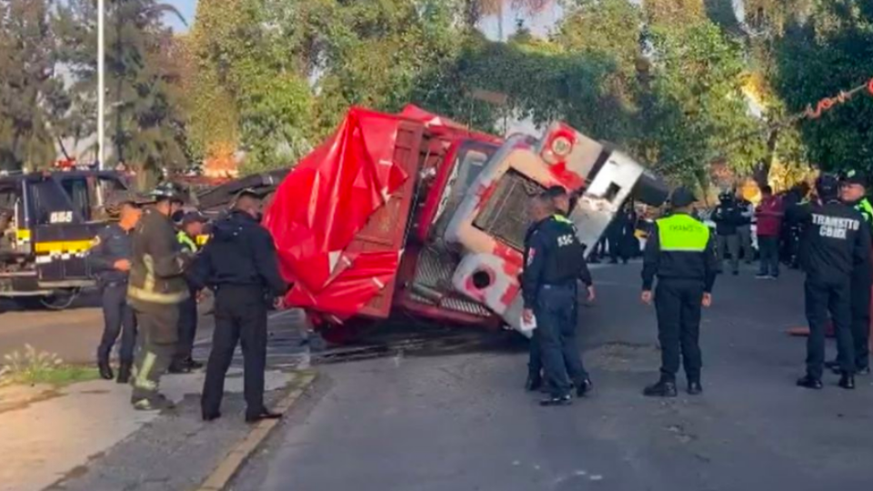 Caos vial en CDMX: Grúa vuelca sobre Congreso de la Unión; autoridades cierran circulación