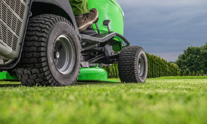 Difference Between a Riding Mower and a Garden Tractor