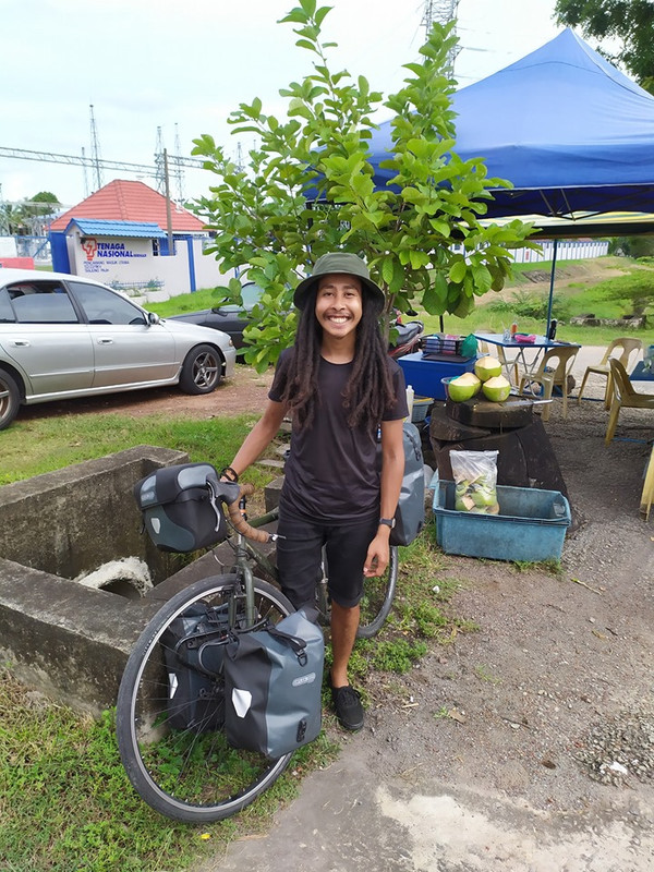 pemuda dengan basikal