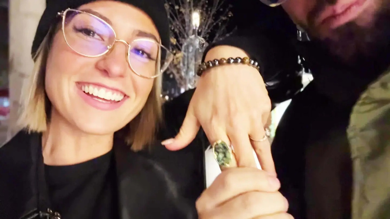 JacquieEtMichelTV 24 12 28 Pam visits Aix in her own way