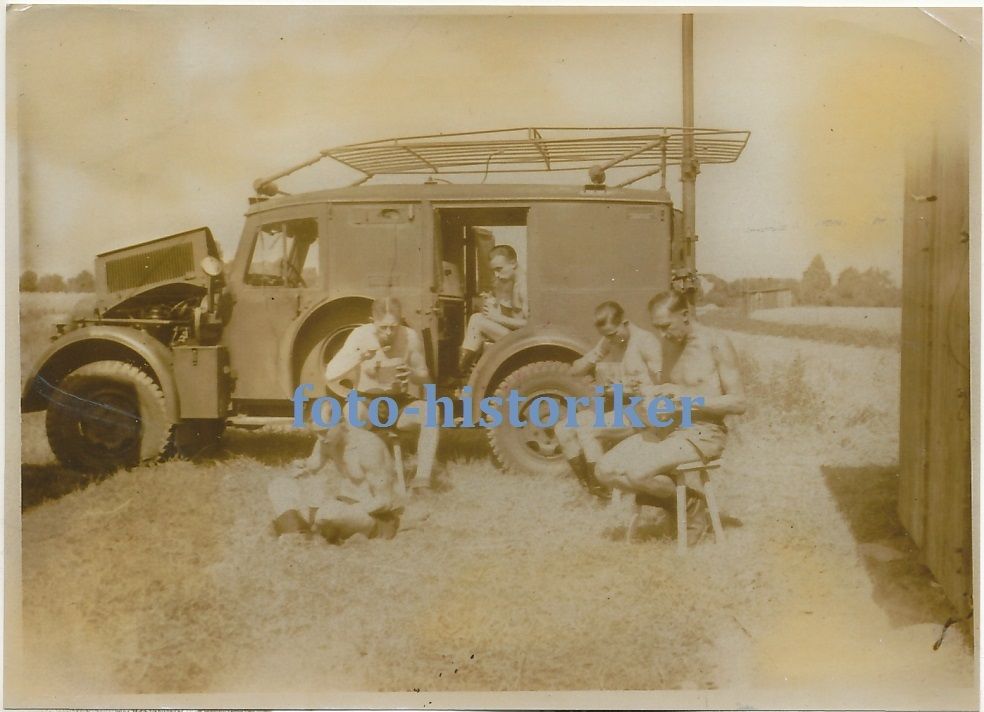 Kameraden Funker mit KFZ 17 Bügelantenne Motor o