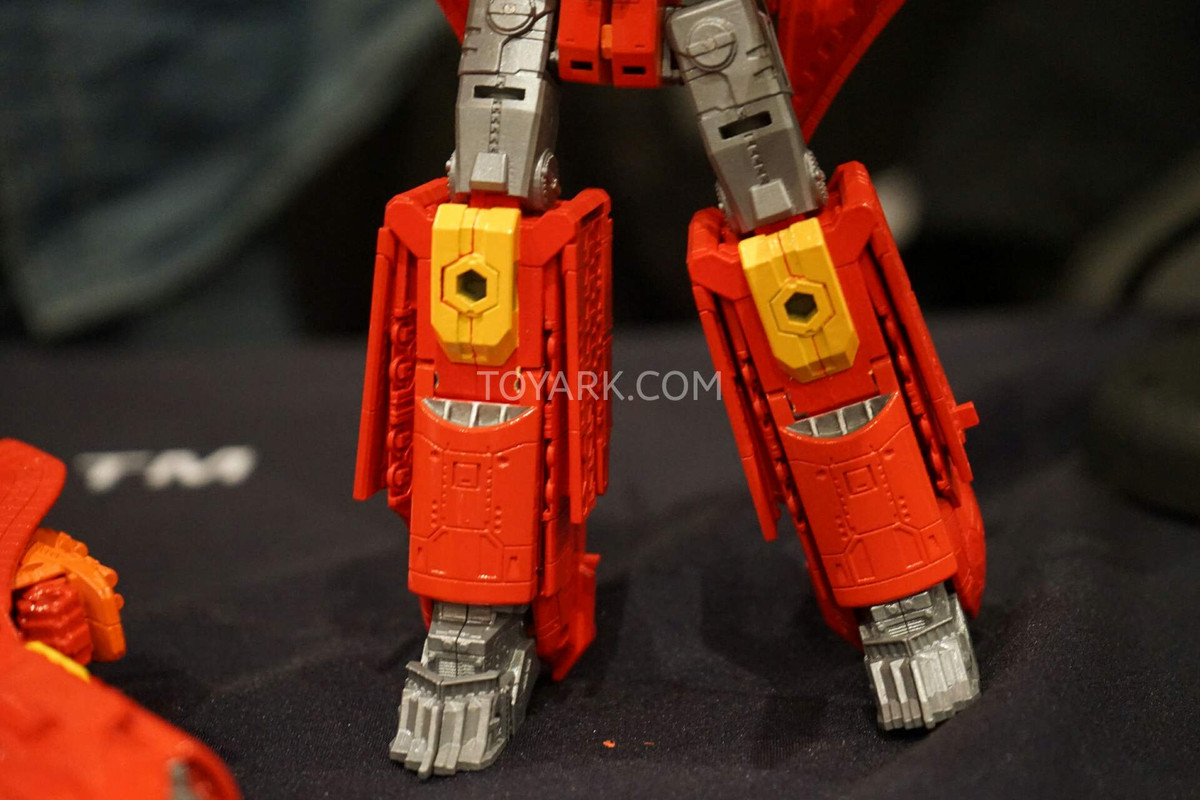 NYCC2015-Hasbro-Sentinel-Prime-009