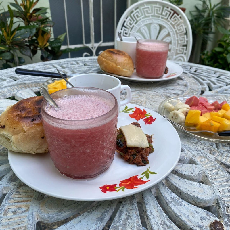 Desayuno tradicional cubano en Terrazas de Bayona con café, frutas y pan