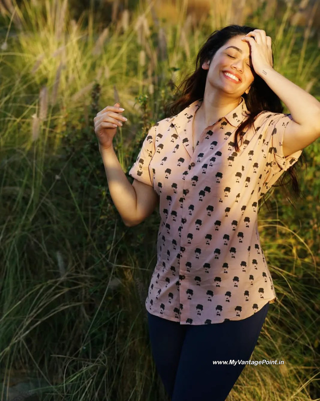 29-Girija-Oak-Godbole-Hot-Photos-HD-Mobile-Wallpaper-In-Western-Outfits-My-Vantage-Point