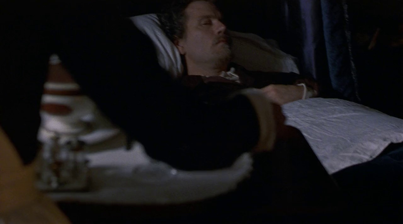 Mary-Reilly-1996-Blu-Ray-Hindi-English-720p-x264-AVC-DD-2-0-ESub-mkv-0002