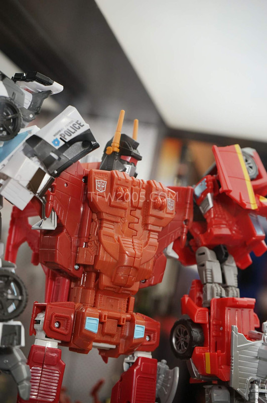 SDCC2015-Hasbro-Case-Transformers-Combiner-Wars-
