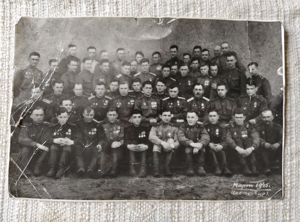 в каком городе находится памятник первым переселенцам края. IMG 20200531 140640. в каком городе находится памятник первым переселенцам края фото. в каком городе находится памятник первым переселенцам края-IMG 20200531 140640. картинка в каком городе находится памятник первым переселенцам края. картинка IMG 20200531 140640. КАЛИНИНГРАД, 2 мая — РИА Новости. Памятник, посвященный первым переселенцам, переехавшим в 1945-1950 годах в Калининградскую область и принимавшим активное участие в ее восстановлении, выполненный в виде бронзовых фигур офицера с супругой и маленьким сыном, открылся в приграничном городе Советске у государственной границы с Литвой.