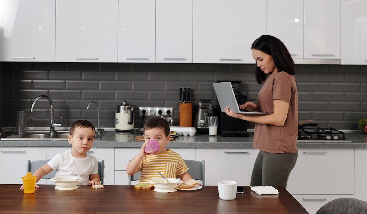 Ibu Jaman Now, Multitasking Tanpa Batas: Dari Zoom ke Kompor!