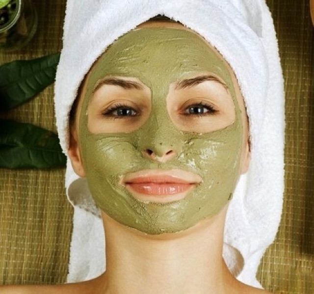 devojka sa maskom na licu