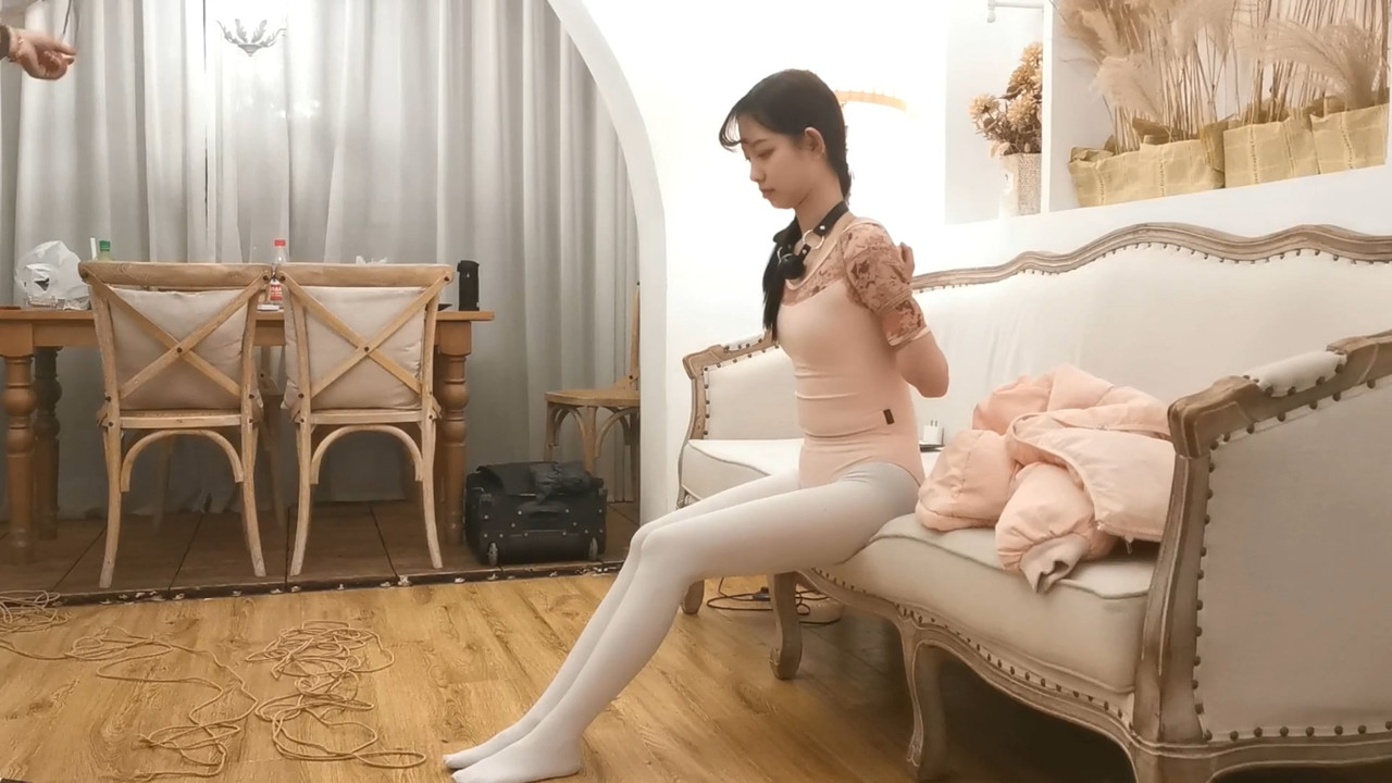 奥特曼 定拍珊珊花纹露背体操服.mp4_20210206_083518.583