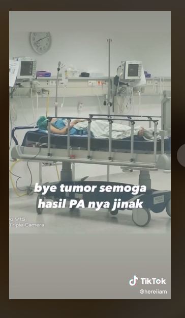Sandra saat menjalani operasi pengangkatan tumor payudara