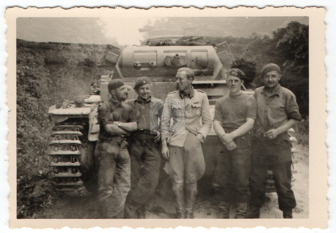 Panzer Tank Mannschaft posiert Schutzmützen