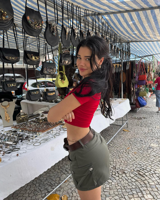 فانيسا رينهارت بإطلالات جريئة وجذابة  Vanessa-rhd-1718888763342