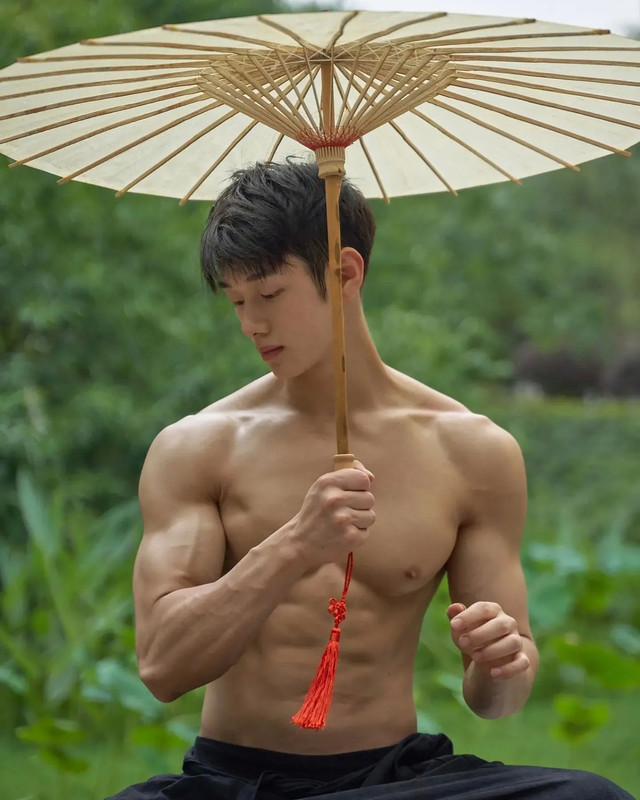 Photo shared by Chinese hunks 全球華男 on January 06, 2023 tagging @hothunk_china_.