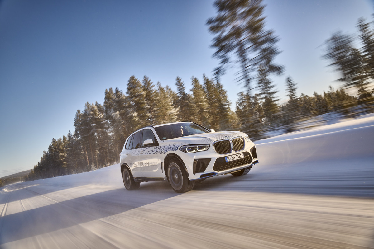 P90453404_highRes_bmw-ix5-hydrogen-win