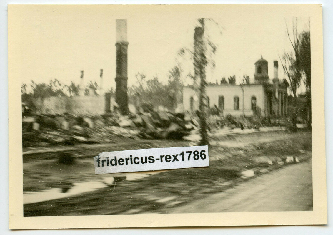 Foto Ostfront Beob -Bat.Pz 331 der 6.Pz. Div. im zerstörten Witebsk Sept. 1941v