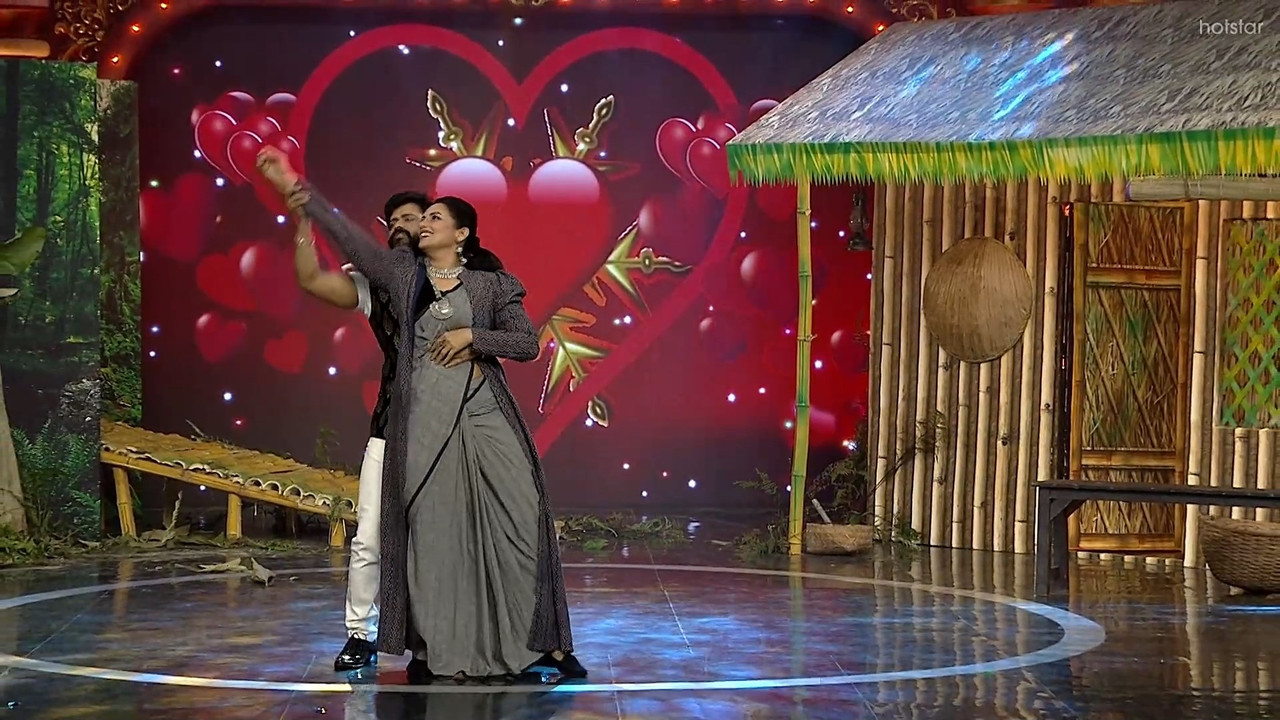 Shweta Menon Sizzling Navel show in Saree-Comedy Stars.mkv_snapshot_01.41.580