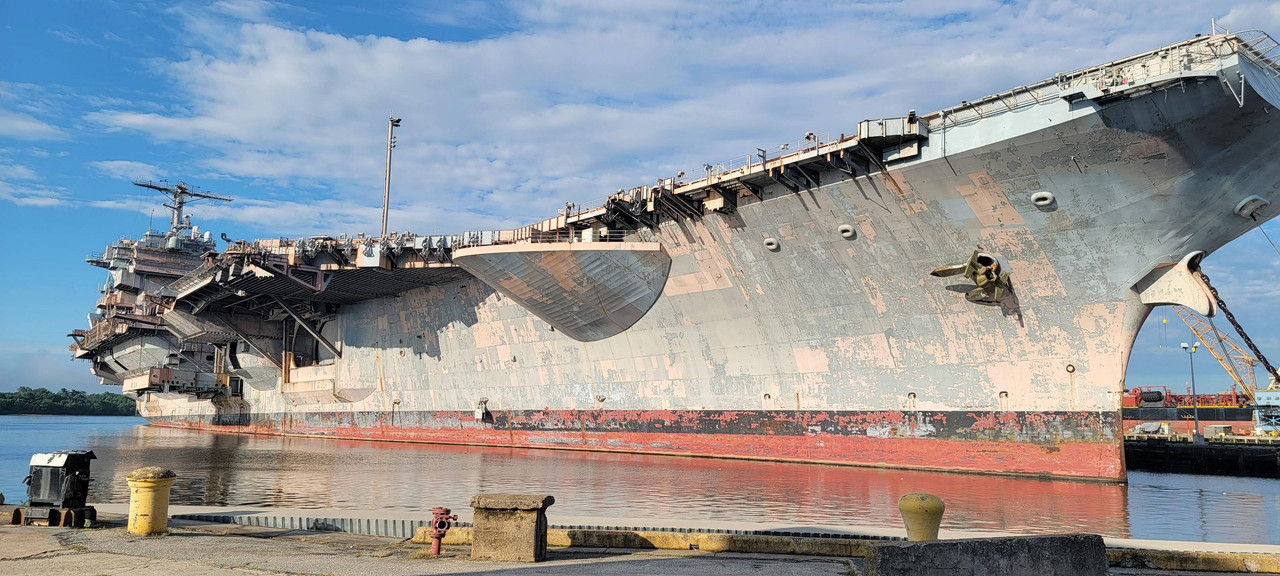 USS-JFK-CV-67-en-el-astillero-de-Filadelfia-a-la-espera-de-su-desguace.jpg