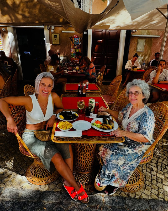 468006211 1113571877024512 3322198489778140001 with mom