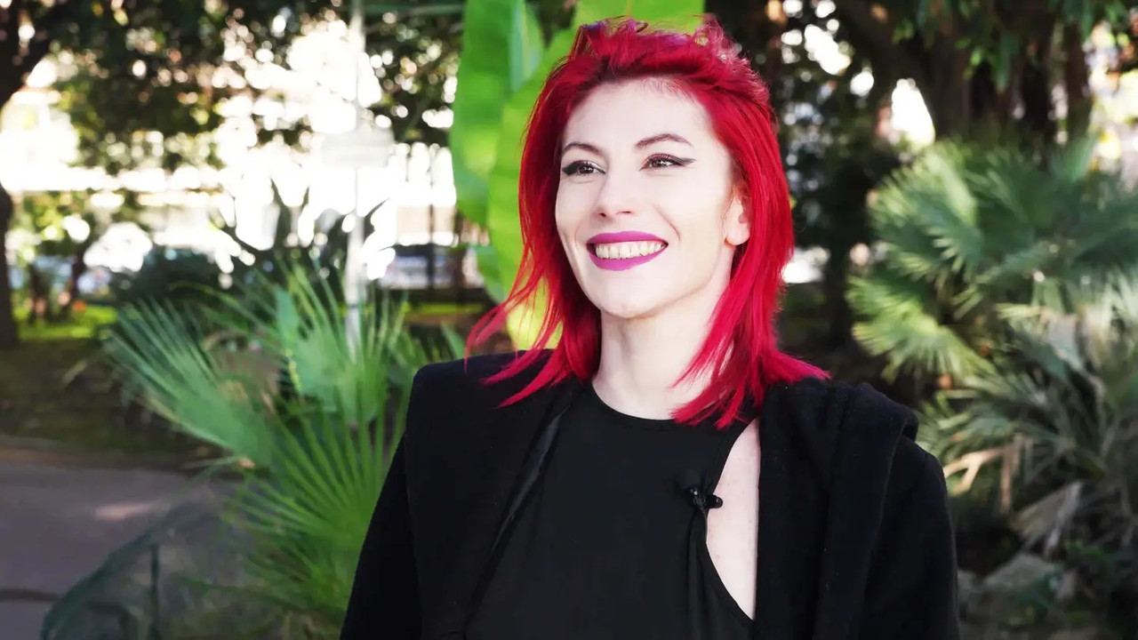 JacquieEtMichelTV 25 03 23 Chipie Up for a threesome Chipie is in her element!