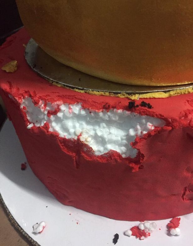 Kue pernikahan palsu