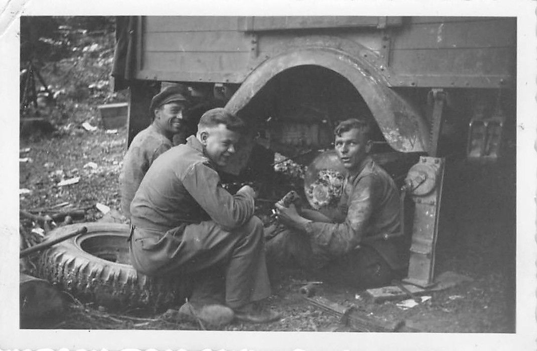 LKW Reparatur Soldaten bei Cassel ( Nord ) Frank