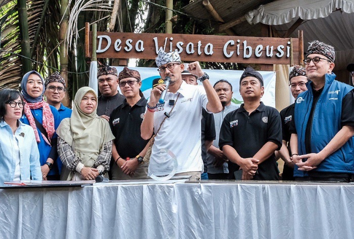 Sandiaga Uno saat melakukan visitasi 75 desa terbaik Anugerah Desa Wisata Indonesia (ADWI) 2023, di Desa Wisata Cibeusi, Kecamatan Citer, Subang, Jawa Barat, Jumat (7/4/2023).