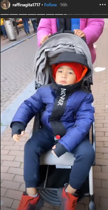 Rafathar Malik Ahmad naik stroller saat jalan-jalan di Belanda