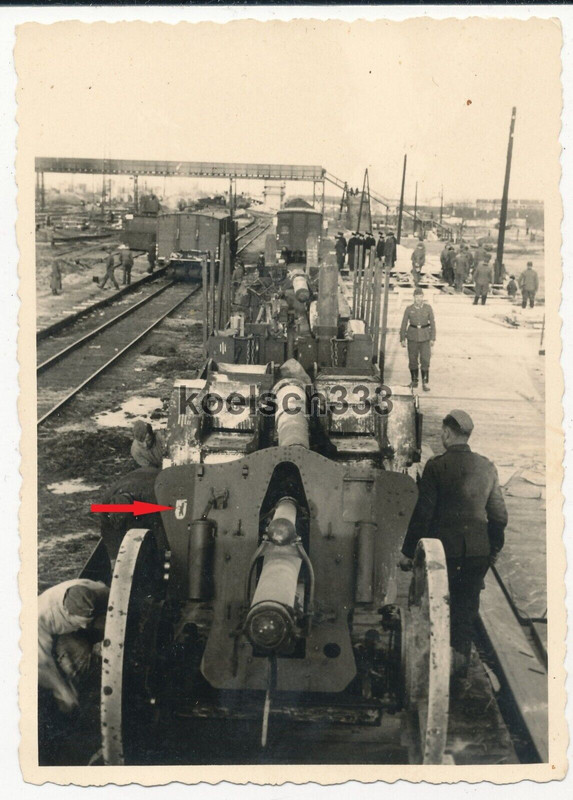 Foto Artillerie Feldkanone mit Bär Wappen Kennung auf Eisenbahn verladen ..