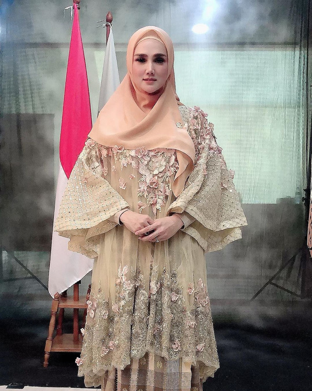 Mulan Jameela saat pelantikan anggota DPR RI periode 2019-2024