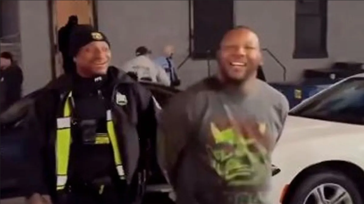 Hombre es detenido por su hermano policía en Filadelfia y video se vuelve viral