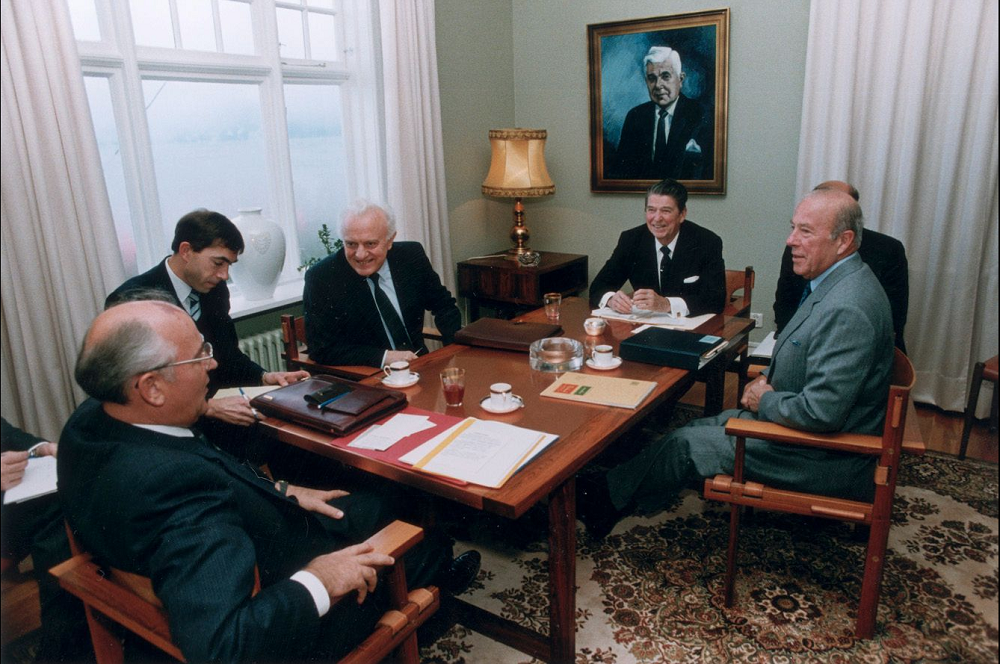 Переговоры с рейганом. Горбачёв Рейган Рейкьявик 1986. Саммит Рейган Горбачев 1985. Встреча м.Горбачева и р.Рейгана в 1986 г.. Встреча Горбачева и Рейгана в Рейкьявике 1986.