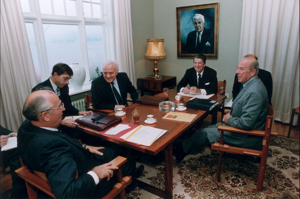 Горбачёв Рейган Рейкьявик 1986. Саммит Рейган Горбачев 1985. Встреча м.Горбачева и р.Рейгана в 1986 г.. Встреча Горбачева и Рейгана в Рейкьявике 1986. Переговоры с рейганом